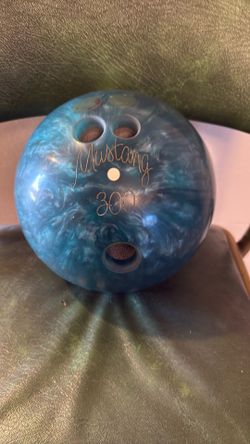 Mustang 300 Bowling Ball
