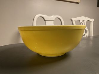 Large yellow Pyrex mixing bowl