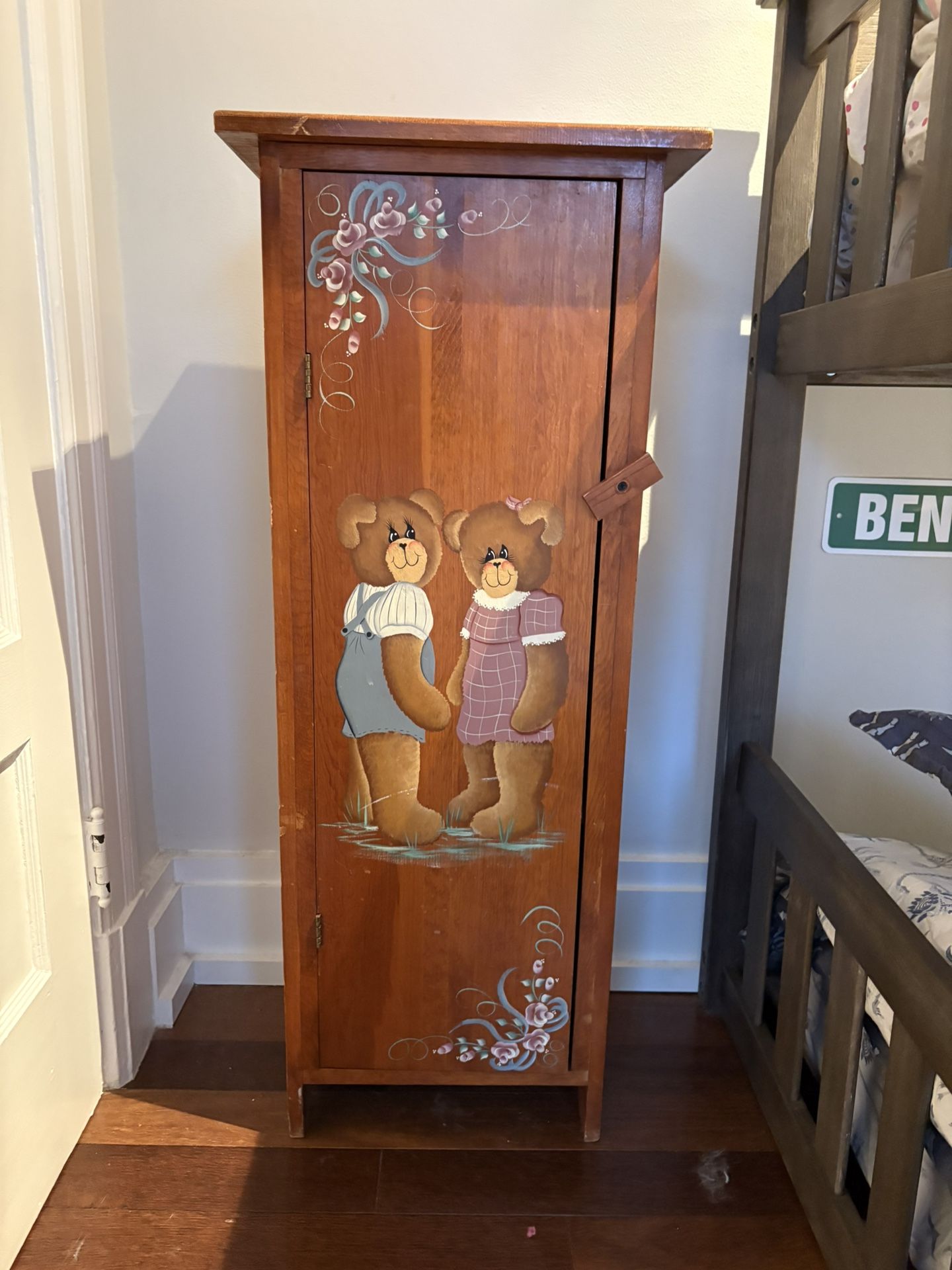 Cute Vintage Girls Dresser