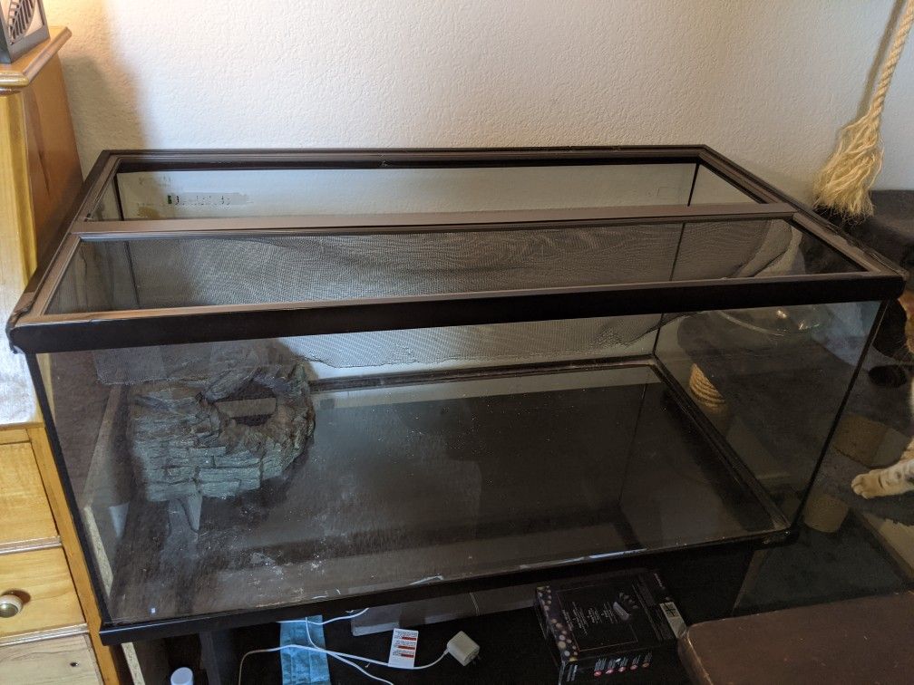 40 gallon reptile tank w/ hideout