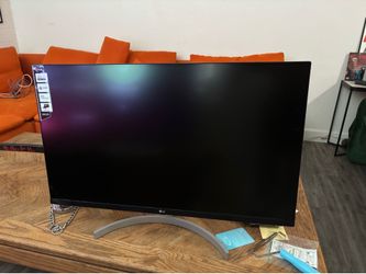 32 inch 4k LG monitor.