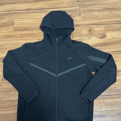 Large Black Nike Tech Fleece