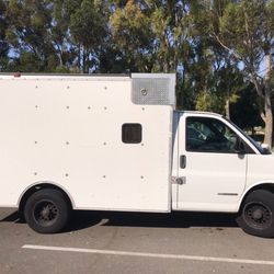 Low-mile/Replacement engine 2002 GMC G3500 10’ box truck - Ready to Work