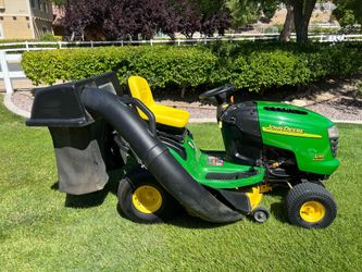 John Deere L110 Riding Lawn Tractor/Mower with Twin Bagger