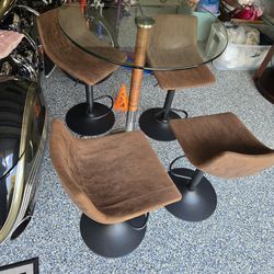 Table and 4 chairs table 32"