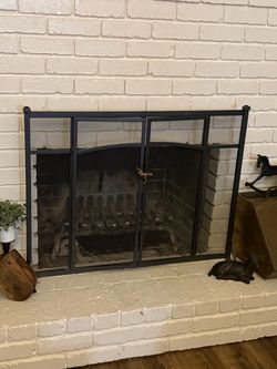 Fireplace screen with doors