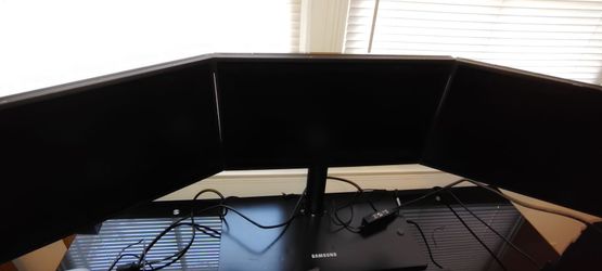 Samsung gaming triple monitor display