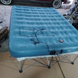 INFLATABLE MATTRESS WITH FOLDABLE BASE 