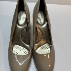 Womens DexFlex Beige Patent Leather Heels Size 8 