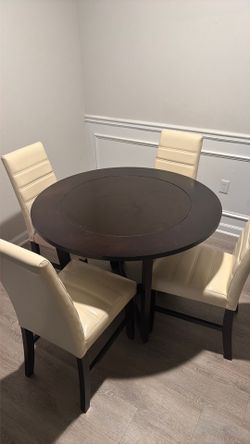 Round Dining Table with chairs
