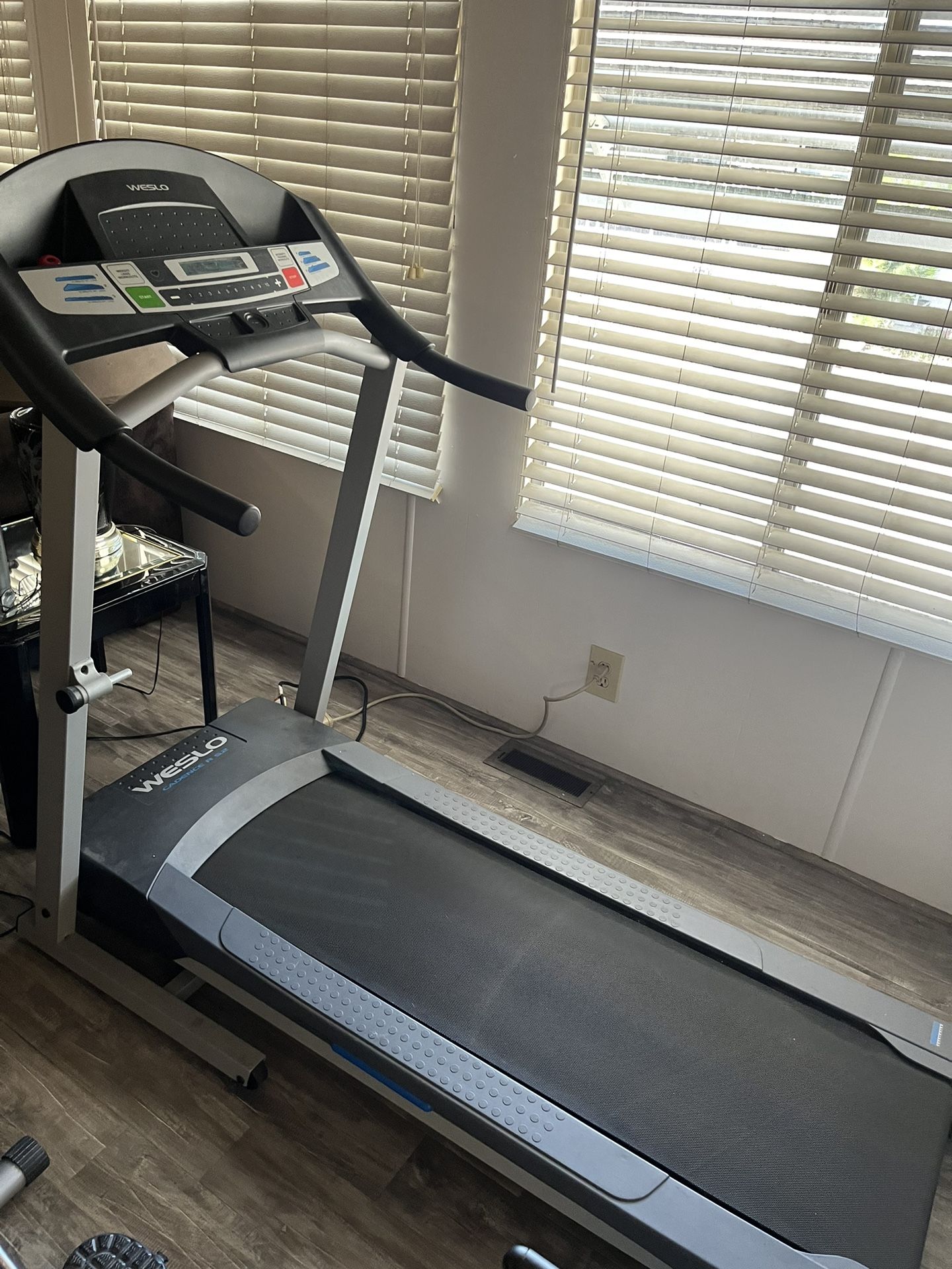 Weslo Cadence R 5.2 Treadmill for Sale in Escondido CA OfferUp