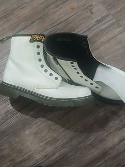 Clean pair of white Dr Martin combat boots size 4US male size 5 us lady