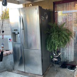 Kenmore refrigerator Good Condition $650 Or Better Offer