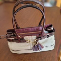 Coach Soho Hampton Black Leather Handbag  Satchel AO867 F10913.  Matte gold tone hardware.  The medium size and top handle make it the perfect accesso