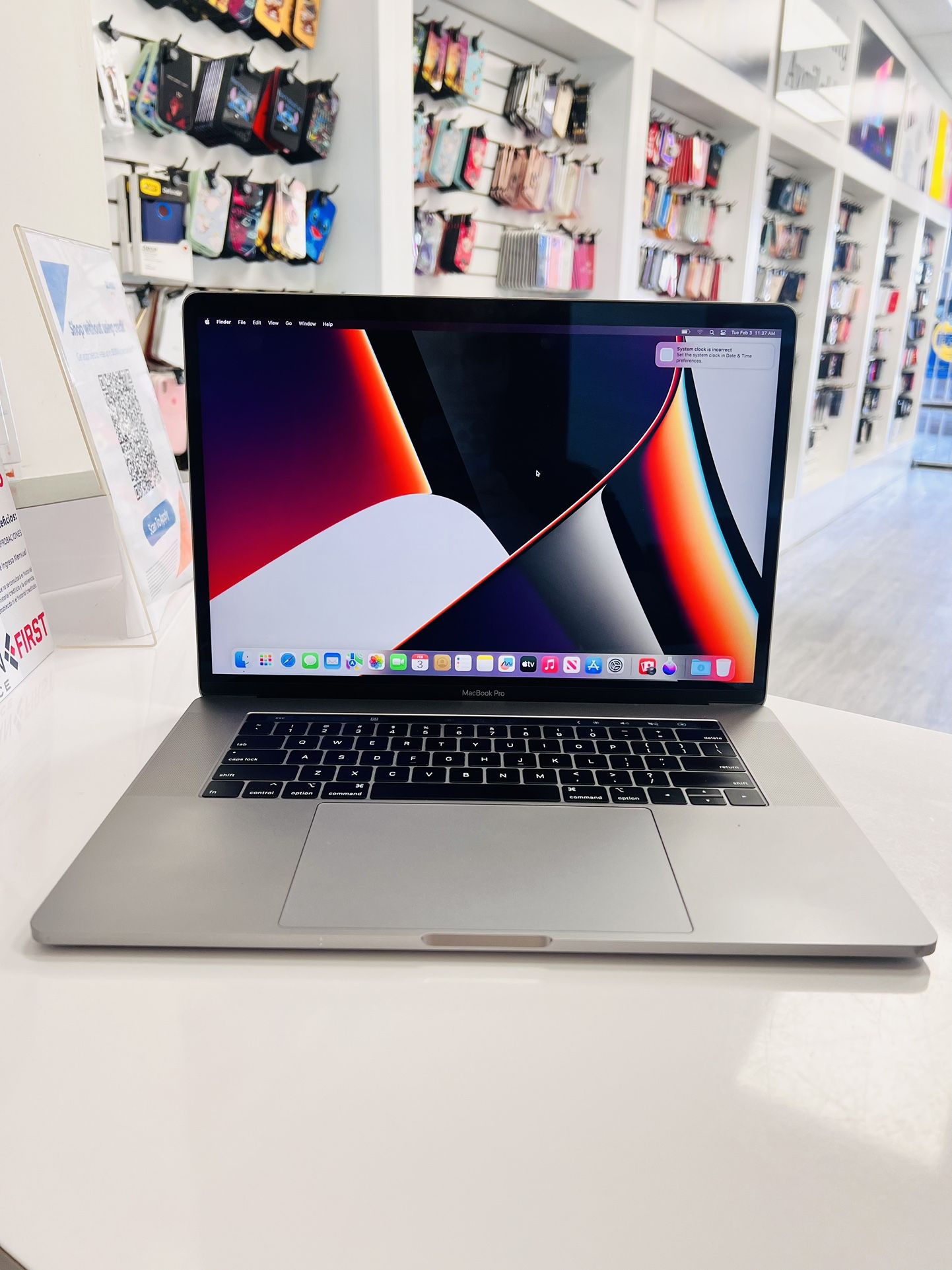 Apple MacBook Pro 元箱 メモリ16GB/ SSD 512GB。 MacBook Pro 15inch 2018 512GB STORAGE 16GB RAM