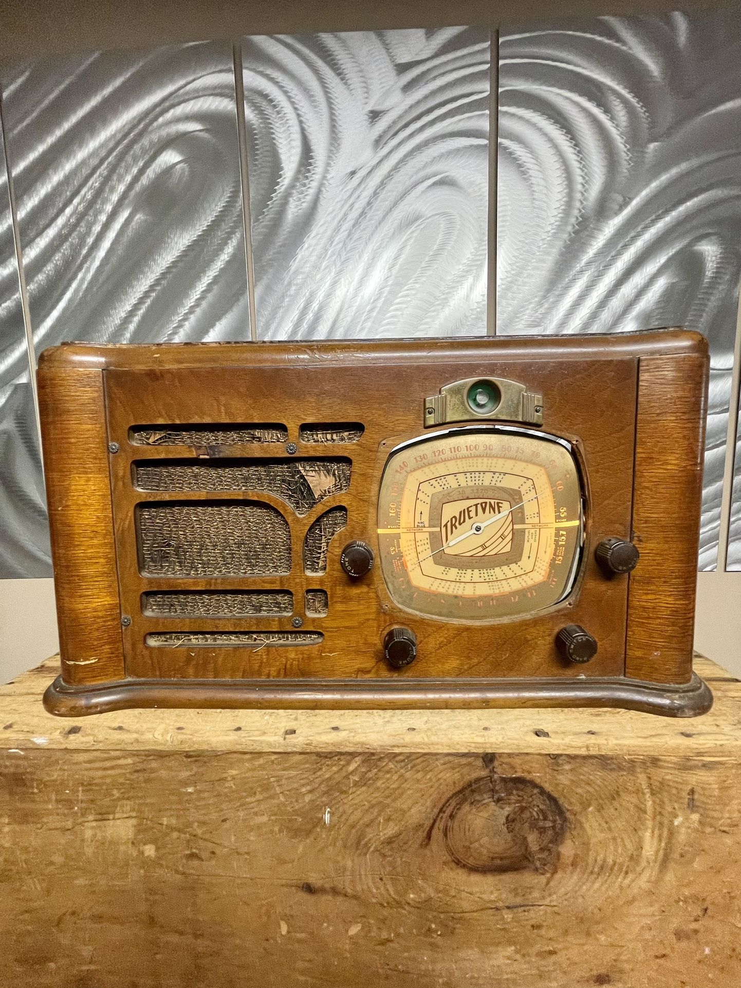 Vintage 1939 Truetone Model D724 Green Eye Wooden Tube Radio WORKS