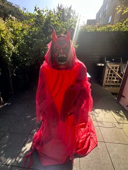 Spirit Halloween 8 Ft 6 In Hell Spawn Animatronic