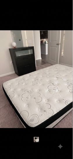 🚨 MOVING SALE: 12" Signature Design by Ashley Hybrid King Mattress - Like New / Great Condition