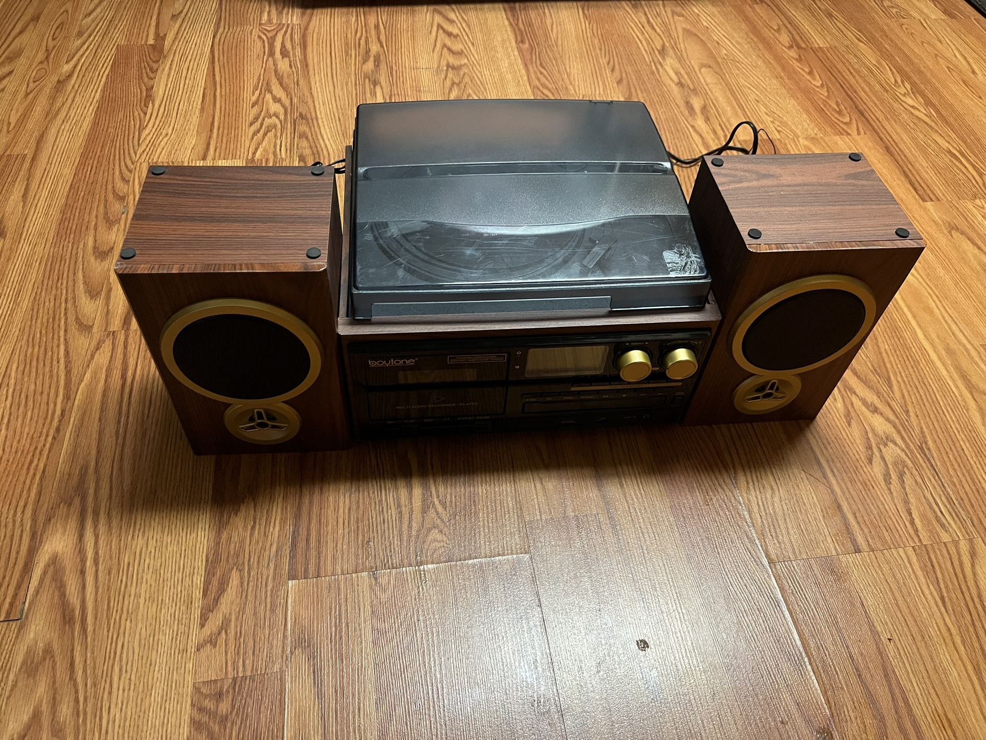 Boytone  Classic Style Record Player Turntable With Am/fm