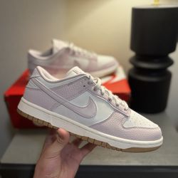 Nike Dunks - Light Bone  ( Women’s )
