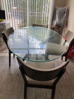Oval dining table