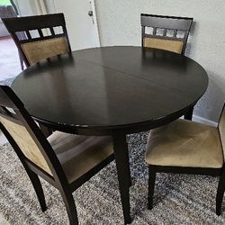 Elegant 5-Piece Dining Room Set. Great Condition 