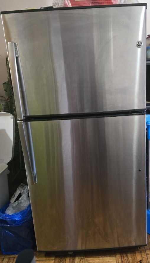 GE 21.1 Cubic Ft Refrigerator