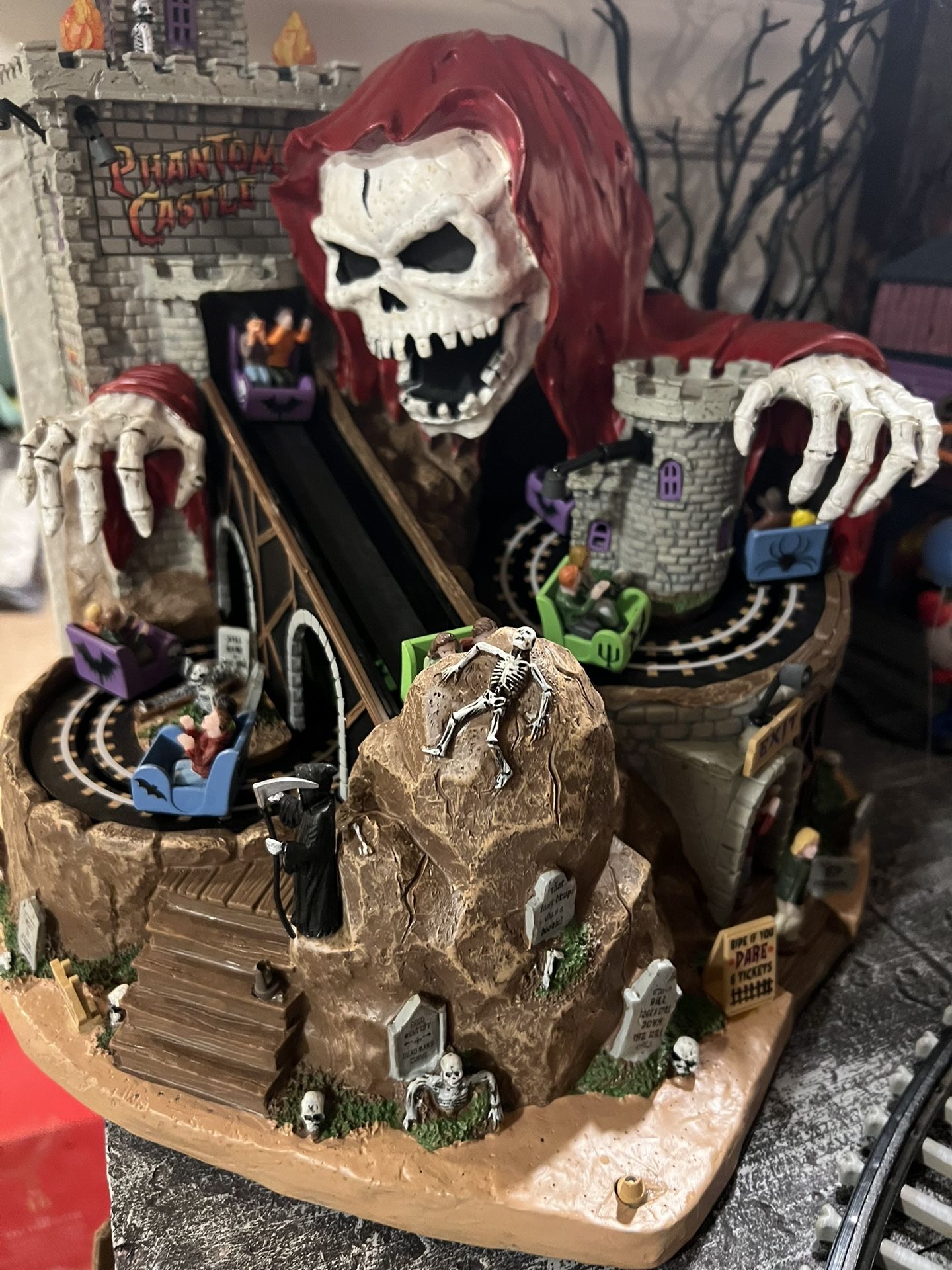Lemax Spooky Town Phantom Castle Ride - Halloween village, Halloween miniatures- 2024 collection