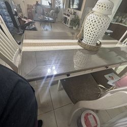 Ashley  Mesa De Cuatro Sillas. Un Tapete 