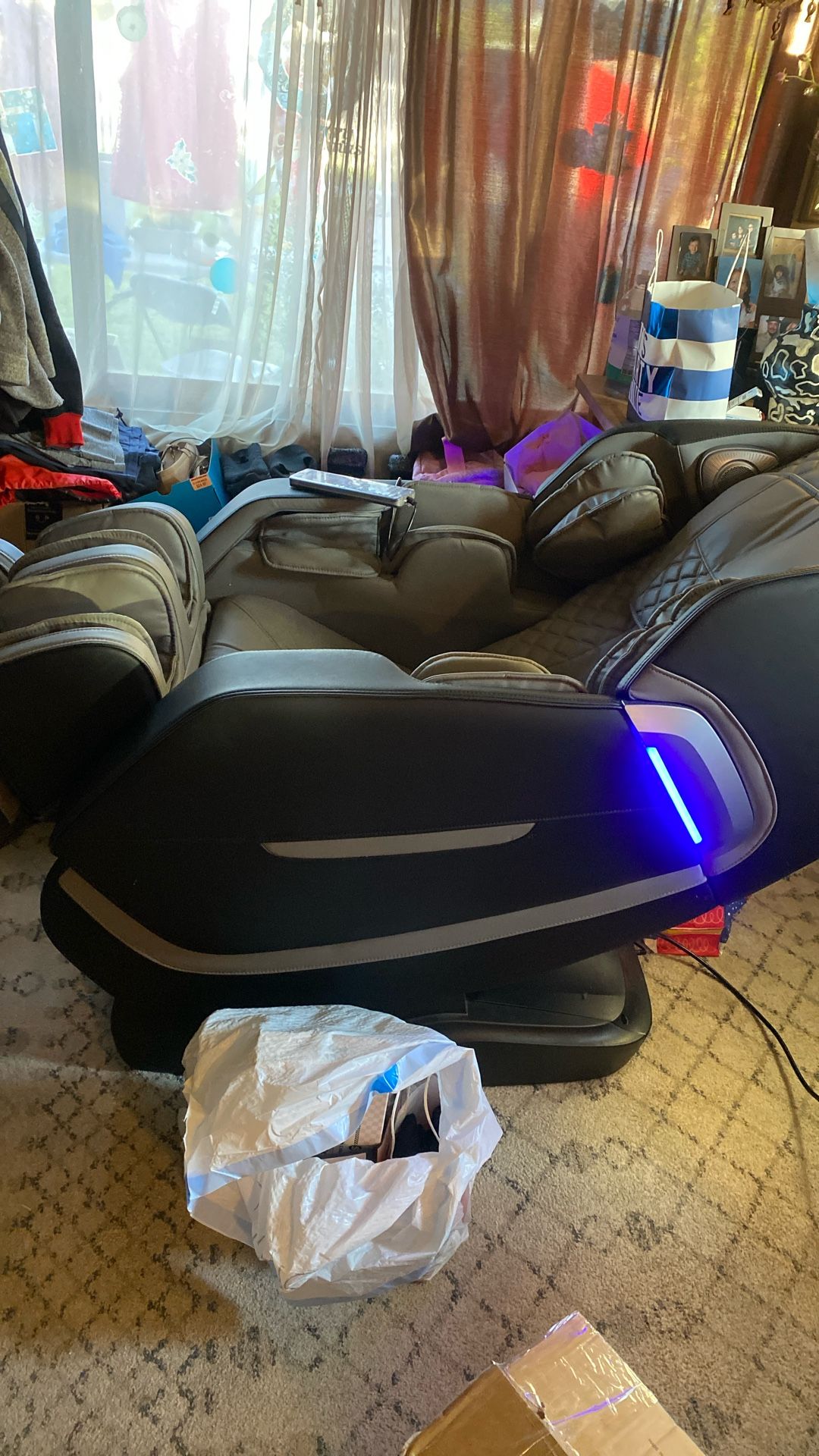 Massage chair with speakers