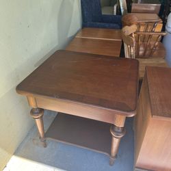 table made of very good wood, heavy and resistant, in perfect condition.