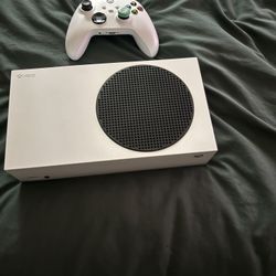 Xbox Series S With White Series S Controller, Expansion Card, Turtle Beach Headset
