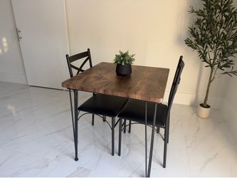 Dining Table Set with 2 Chairs – Great Condition  / Juego de comedor con mesa y 2 sillas – Excelente estado