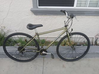Men's 700c Trek Multitrack 720 Hybrid Bike
