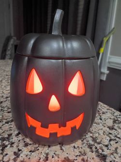 SCENTSY JACK-O'-LANTERN BLK EXTERIOR/ORANGE INTERIOR RETIRED GENTLY USED,LIKE BRAND NEW.