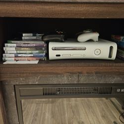 XBOX 360 WITH KINECT AND GAMES $65