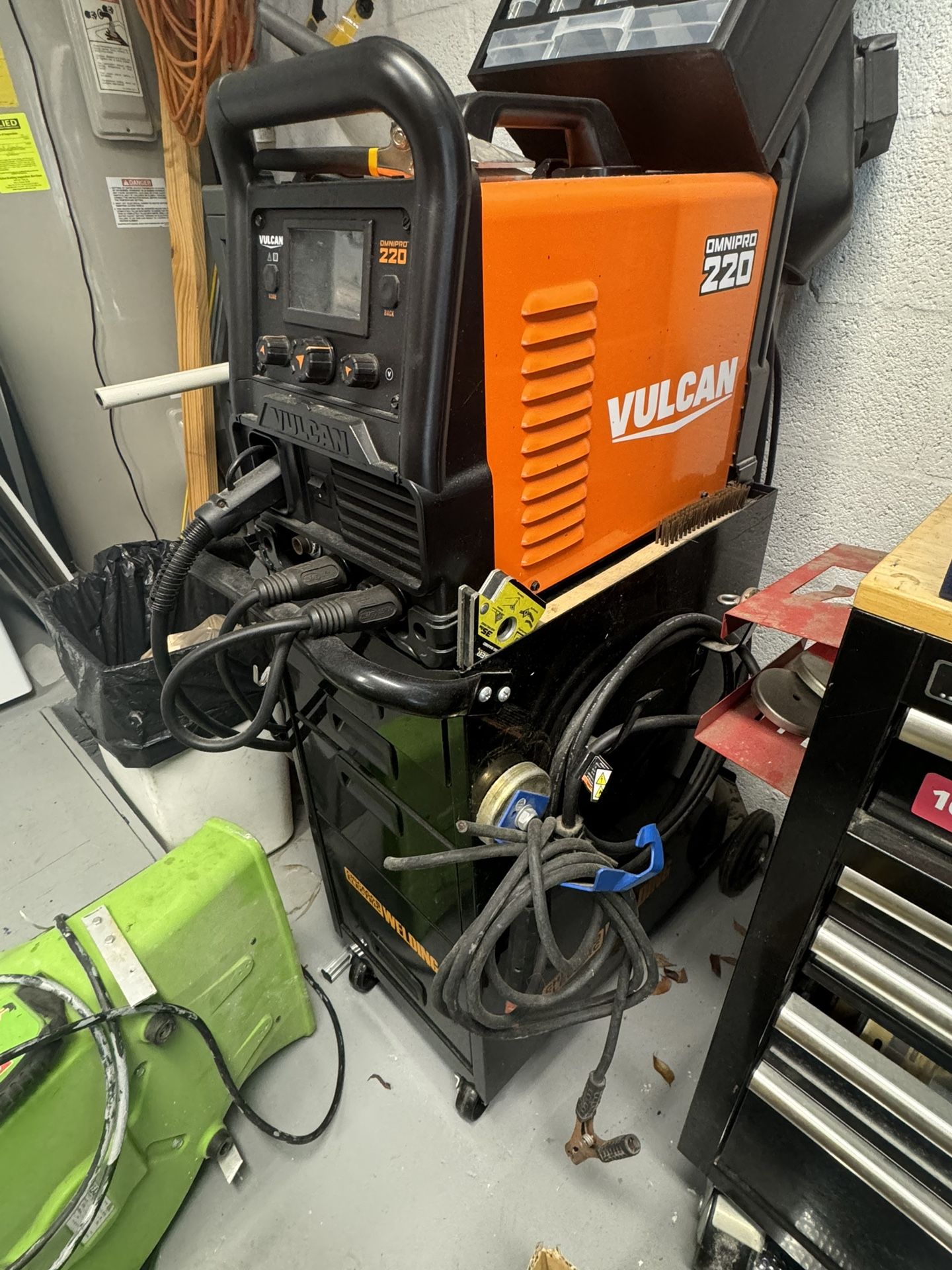 VULCAN OMNIPRO 220 Industrial Multiprocess Welder with 120/240V Input And Mask. With Other Accessories.