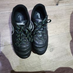 Size 13 Puma ProCat Speed Force FG Little Kids' soccer cleats in black and white.