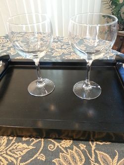 2 wine glasses in excellent condition
