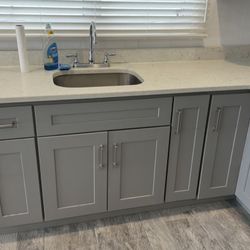 “L” shaped quartz countertop plus sink
