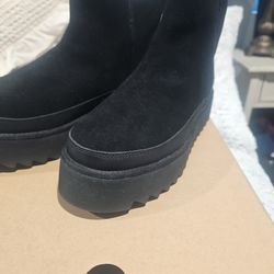 Uggs NEW SHORT BLACK UGGS SIZE 8 