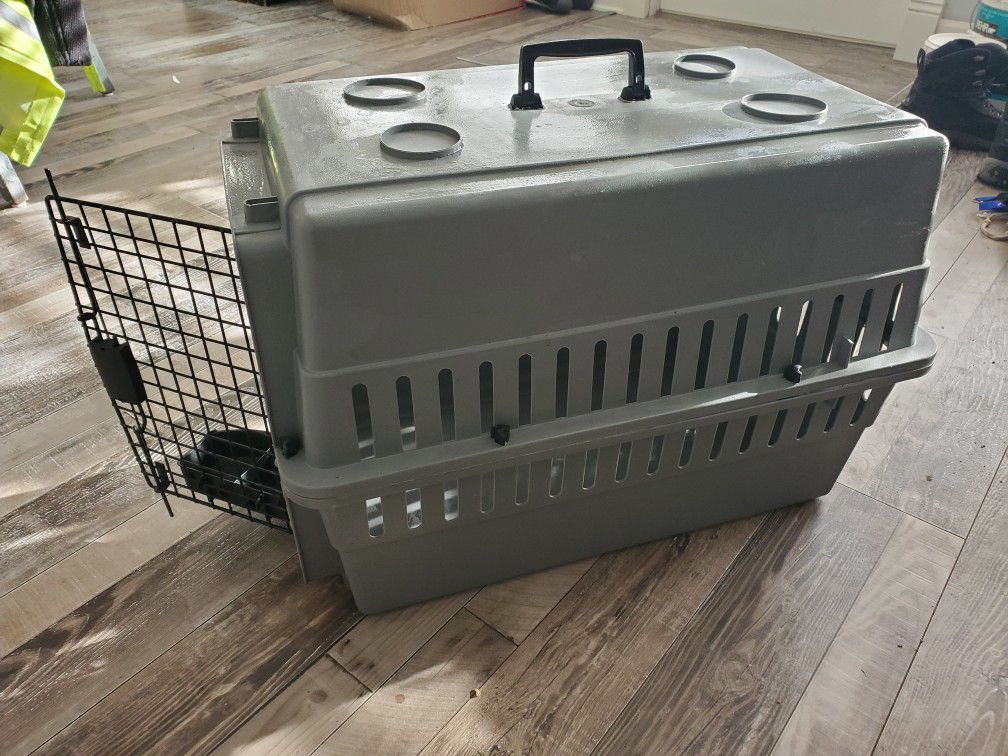 Pet Carrier/Dog Carrier/Cat Carrier with water and food dish