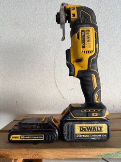 Dewait tool with 2 batteries