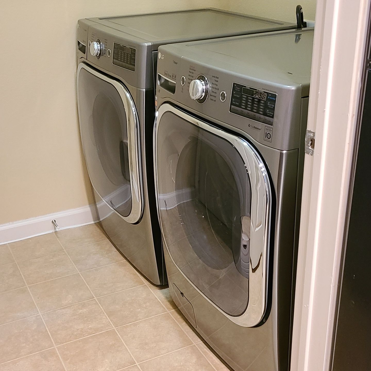 LG 5.2cu Washer And 9.0cu Dryer Set
