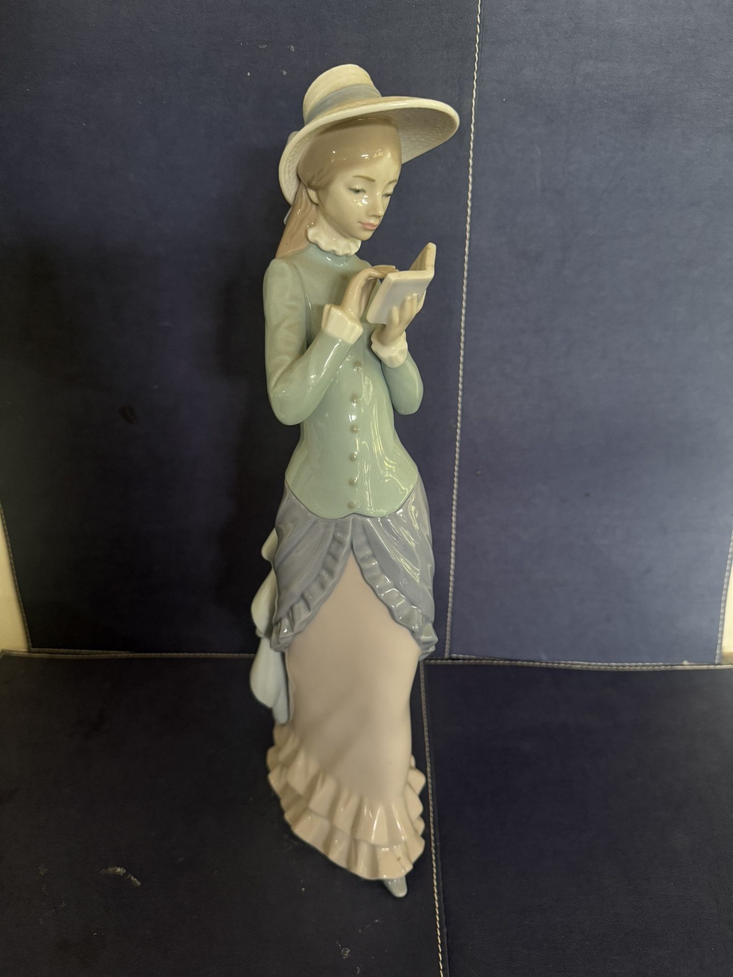 Lladro - Victorian Woman