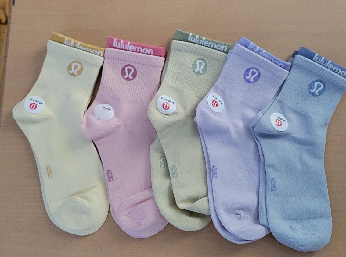 LULULEMON BUNDLE 5 PAIRS BRAND NEW