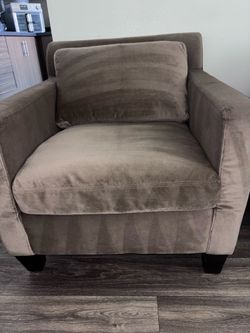 Tengo en venta este sofá en color café ,muy bonito y en muy buenas condiciones solo en $50