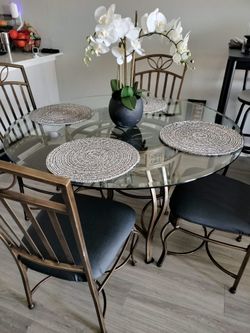 Dining table and chairs/juego de comedor