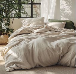 BRAND NEW- KING SIZED DUVET SET (3 PIECES)