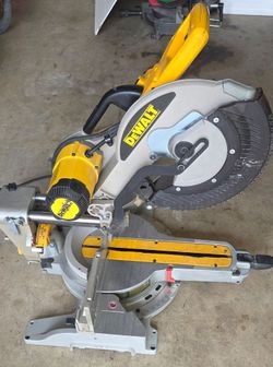 Dewalty 15 Amp Corded 12 in. Compound Double Bevel Miter Saw